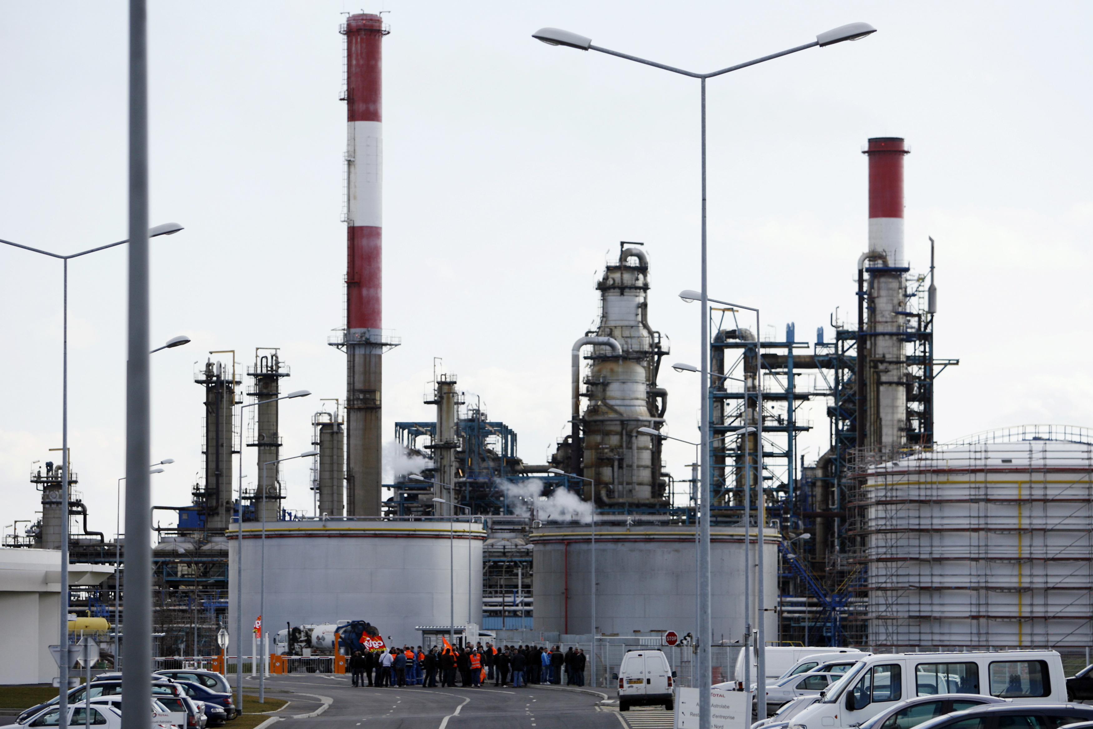 EUROPE CONSIDERS EMERGENCY DIESEL RELEASE AFTER US PRESSURE