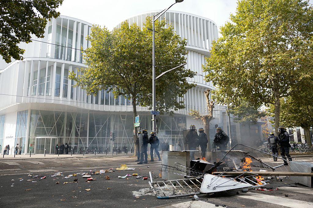 STRASBOURG STUDENT PROTESTS TURN TENSE AS CROWDS CONFRONT POLICE AT PONT GALLIA