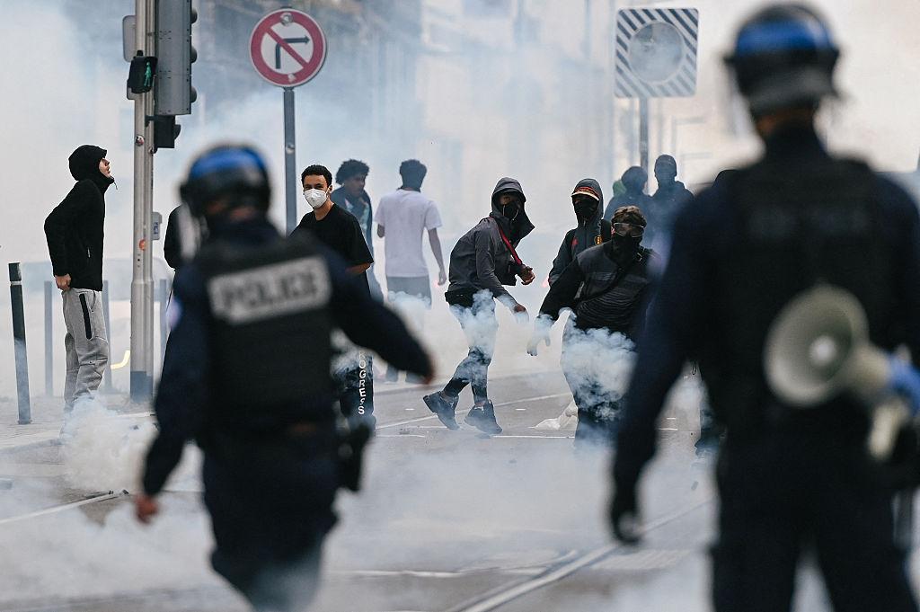 FRANCE ERUPTS AS ARRESTS HIT 400, GOVERNMENT COUNTS 550,000 PROTESTERS AND YOUNG DEMONSTRATOR LOSES HAND IN SAINT ÉTIENNE
